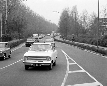854977 Afbeelding van het autoverkeer op de Ds. Martin Luther Kinglaan te Utrecht, vanaf het 24 Oktoberplein.